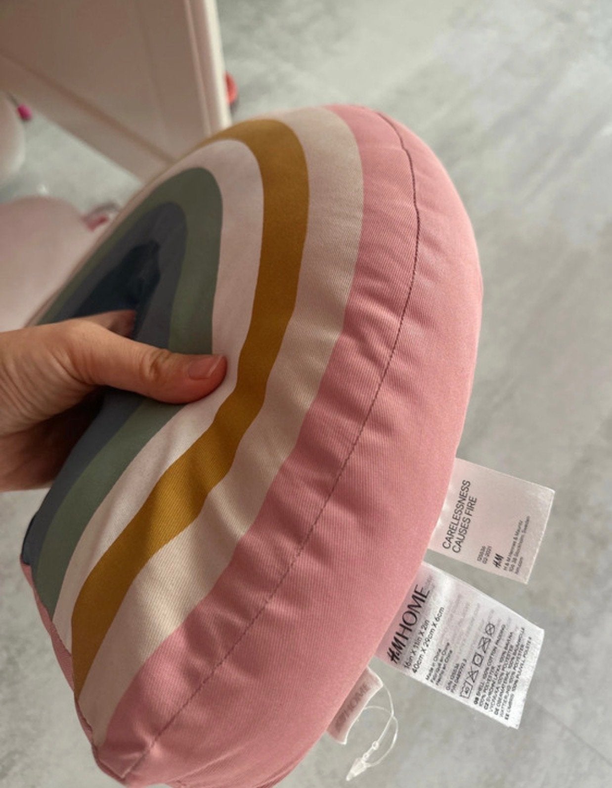 H&M Home regenboog kussen, Huis en Inrichting, Meerkleurig, Inclusief binnenkussen, Nieuw, Ophalen of Verzenden