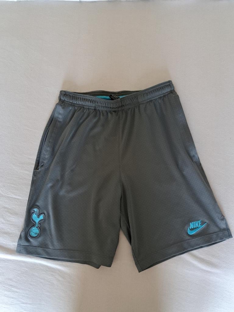 Nike short (grijs) maat 147-158cm, Ophalen of Verzenden, Zo goed als nieuw, Jongen, Sport- of Zwemkleding