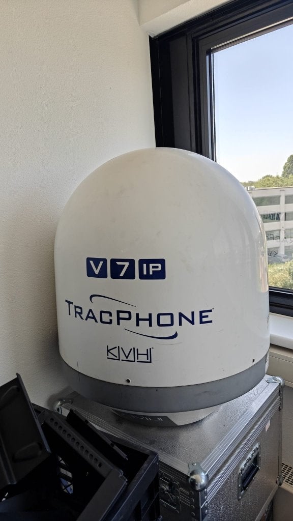 26" KVH TracPhone V7IP Satelliet 'Mini VSat Broadband', Watersport en Boten, Navigatiemiddelen en Scheepselektronica, Ophalen