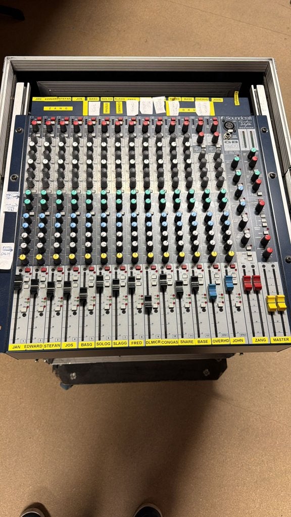 16 Kan Soundcraft mixer+flightcase +versterkers +4 monitors., Muziek en Instrumenten, Versterkers | Keyboard, Monitor en PA, Ophalen