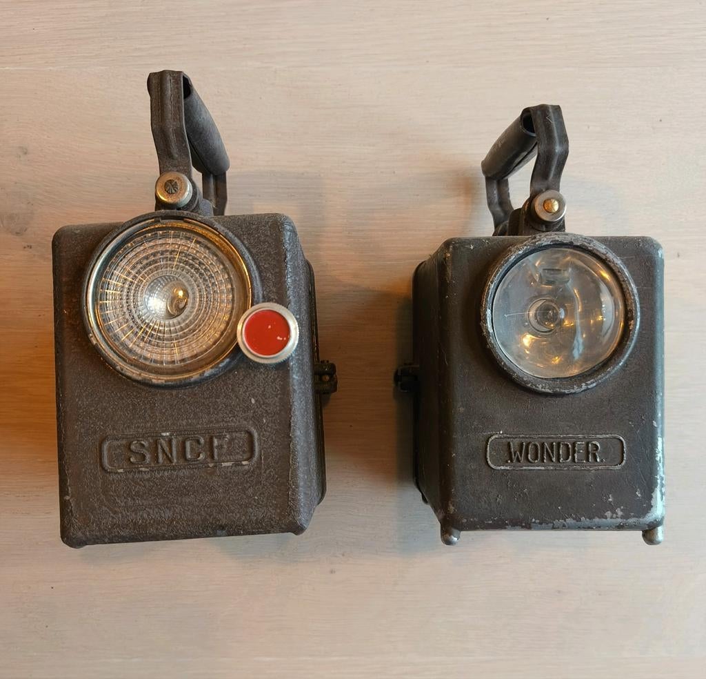 Twee Franse spoorweglampen, waaronder een SNCF-lamp, Ophalen
