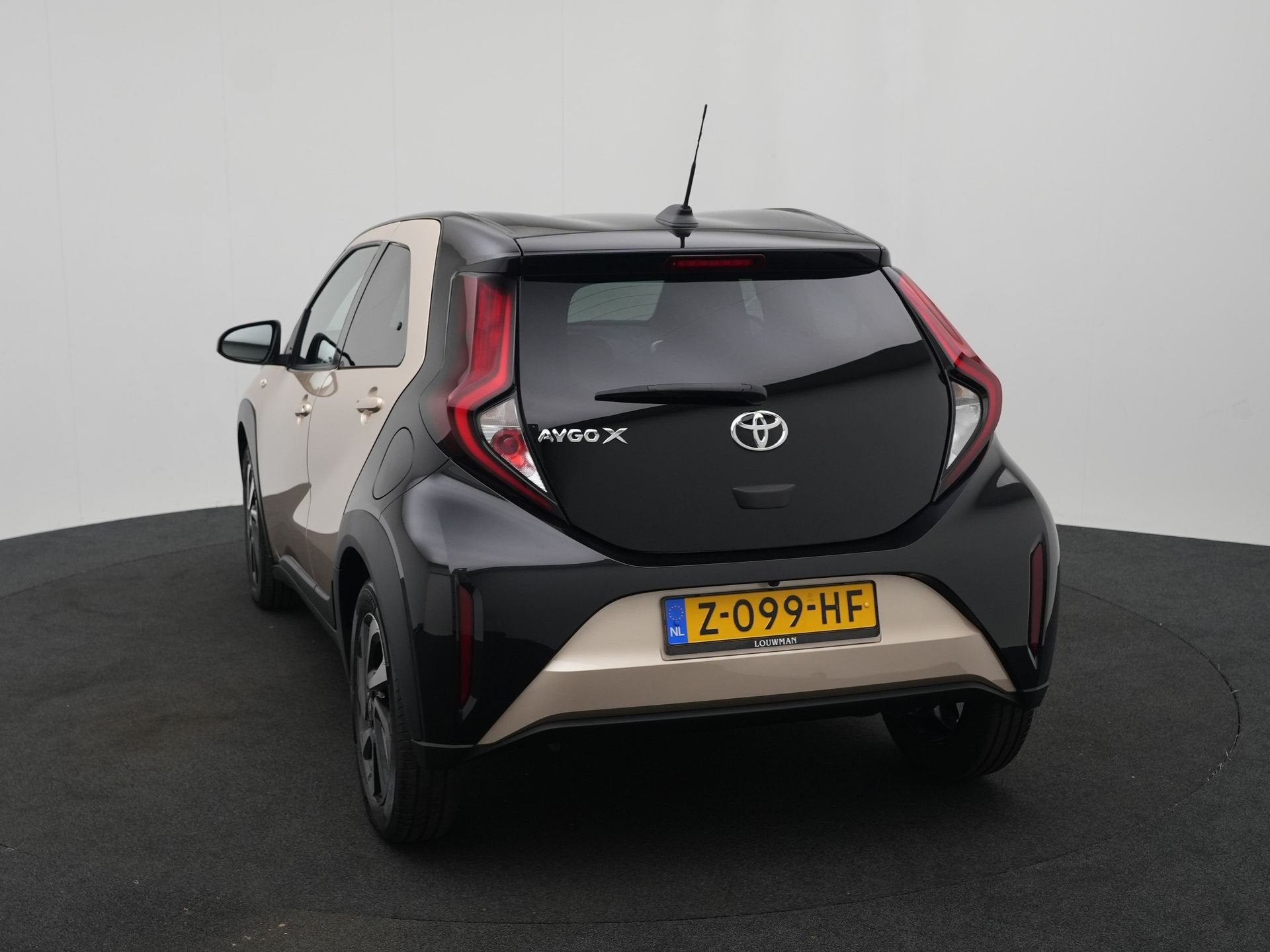 Toyota Aygo X 1.0 VVT-i S-CVT Pulse Automaat | Bi-tone |, Stof, Gebruikt, 4 stoelen, Origineel Nederlands