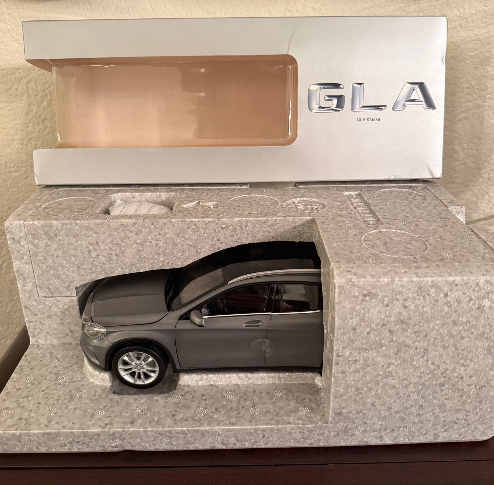 Mercedes GLA klasse 1:18 Norev Dealeredition Nieuw in doos!, Ophalen of Verzenden, Zo goed als nieuw