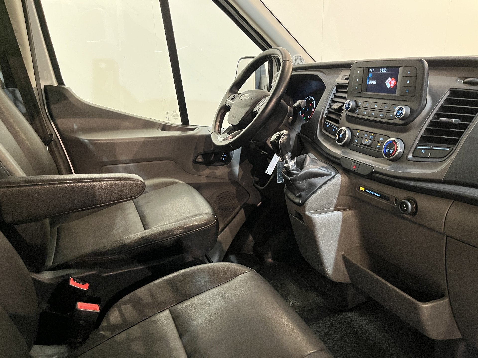 Ford Transit 350 2.0 TDCI L3H1 Trend 130 PK Open Laadbak / E, Auto's, Voorwielaandrijving, 15 km/l, 4 cilinders, Met garantie (alle)