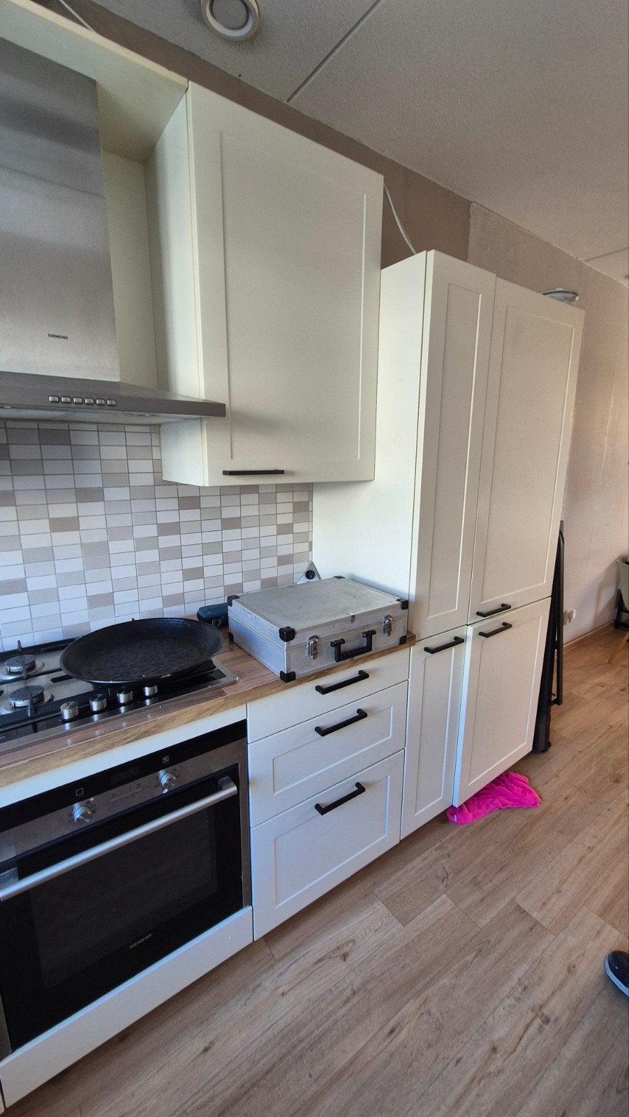 Complete keuken uit 2012 met apparatuur en gebruikerssporen, Gebruikt, Wit, Hoekkeuken, Ophalen of Verzenden