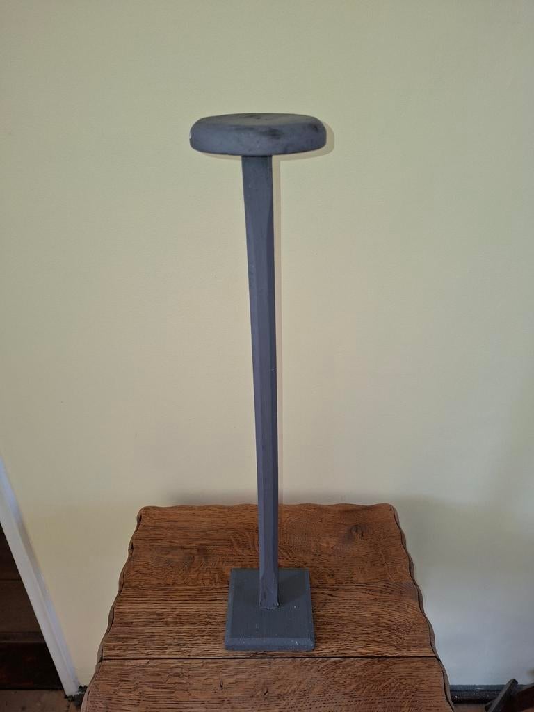 Houten hoeden standaard, Ophalen