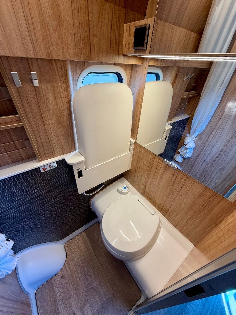 Foto 14 van Hymer Grand Canyon S 4x4, Lithium, Solar, 1e eig, topstaat