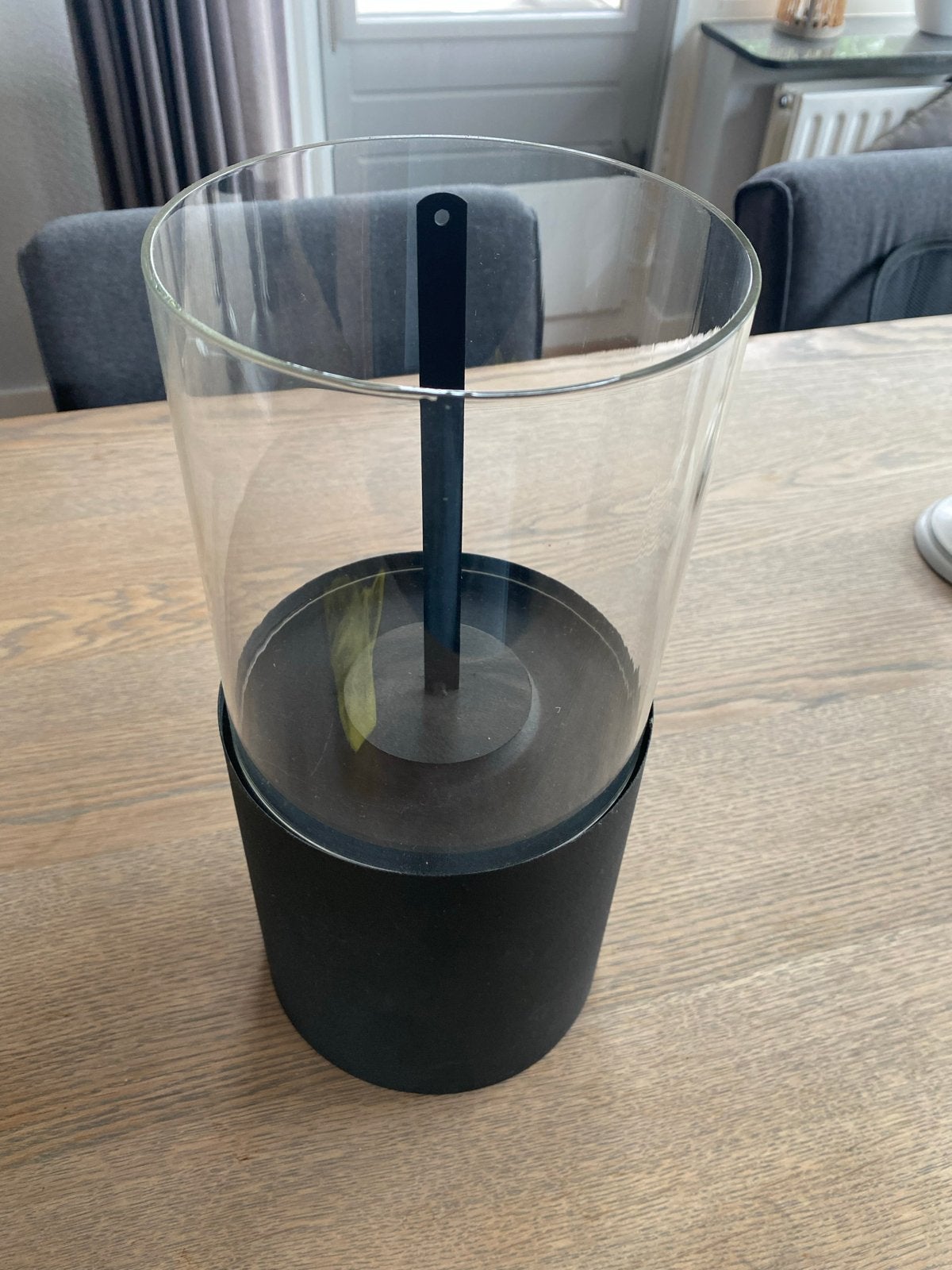 Stijlvolle zwarte windlicht met glazen cilinder, Huis en Inrichting, Woonaccessoires | Kandelaars en Kaarsen, Ophalen, Windlicht