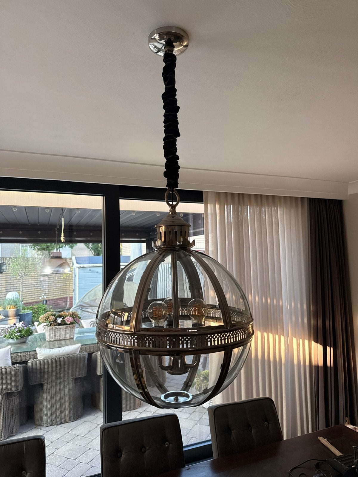 Grote glazen bol hanglamp met messing accenten, Ophalen, Zo goed als nieuw, Glas, E14 (klein)