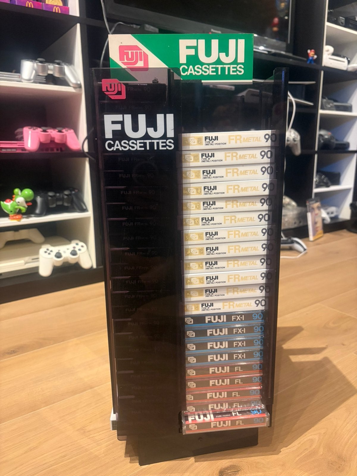 Cassette display + 75 gesealde cassettes, Cd's en Dvd's, Cassettebandjes, Ophalen, Zo goed als nieuw, Overige genres, 2 t/m 25 bandjes