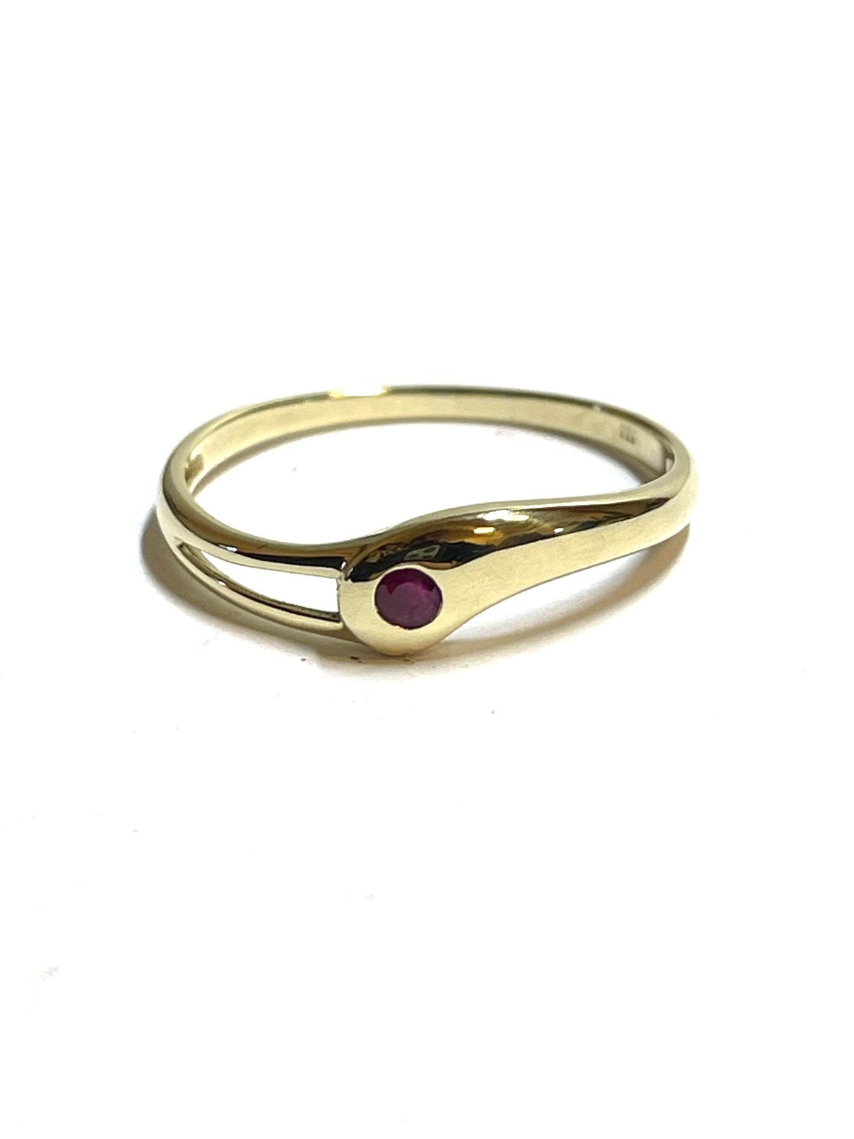 8k gouden ring met een robijn, -, -, Ophalen of Verzenden, Zo goed als nieuw