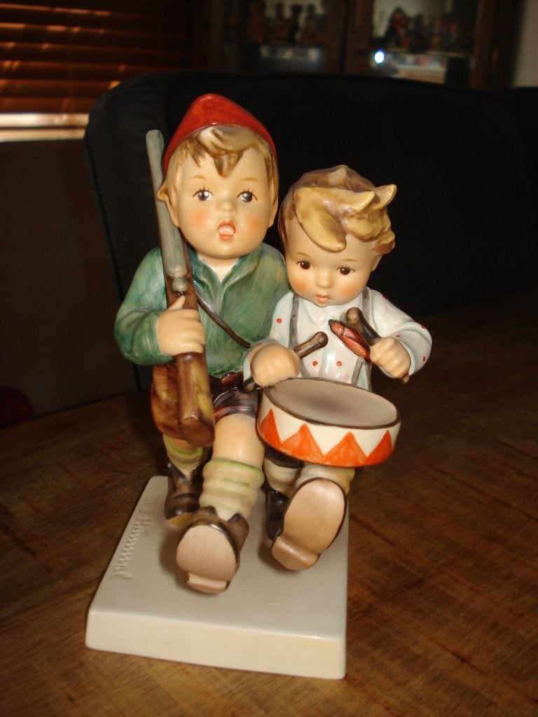 HUMMEL NR. 50 / 1   VOLUNTEERS, Verzamelen, Beelden en Beeldjes, Ophalen of Verzenden, Zo goed als nieuw, Hummel