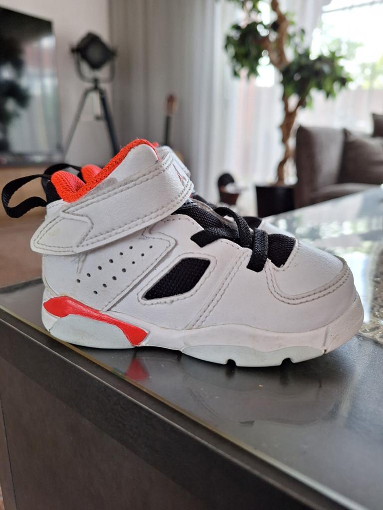 Jordan sneakers maat 21 - Wit met oranje accenten, Kinderen en Baby's, Kinderkleding | Schoenen en Sokken, Gebruikt, Jongen of Meisje