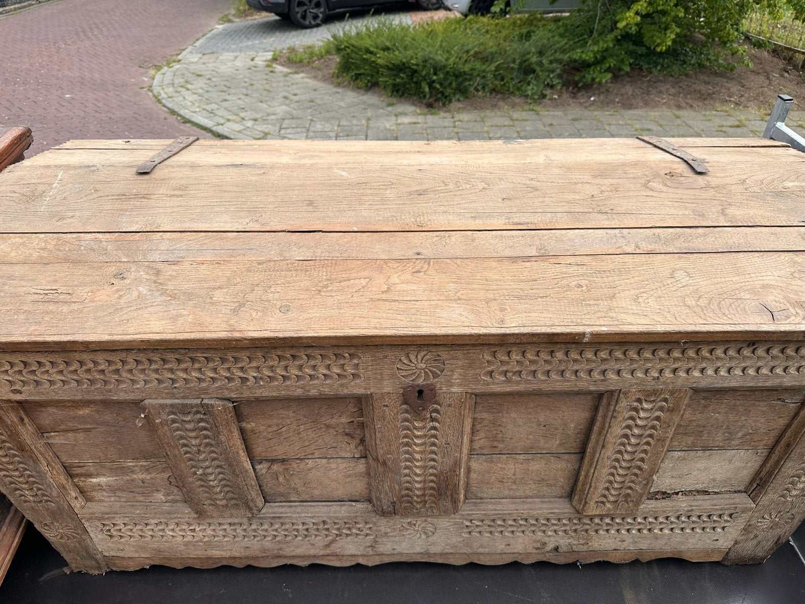 Antieke Eiken Kist met Handgesneden Details, Ophalen