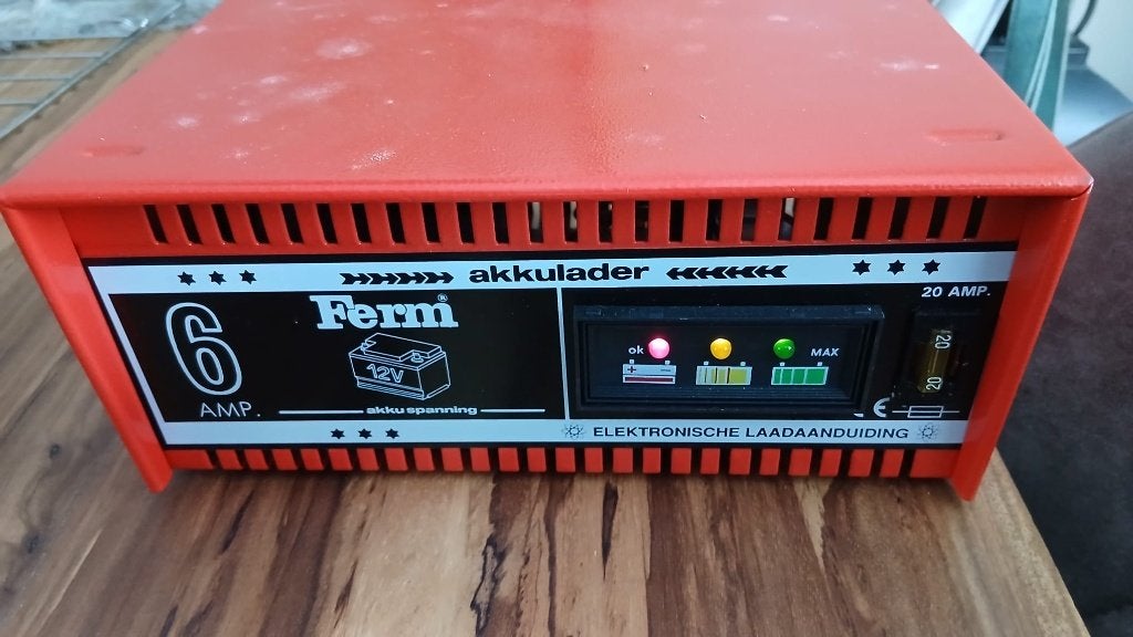 Ferm Acculader 12V - 6 Ampère (Nette staat), Gebruikt