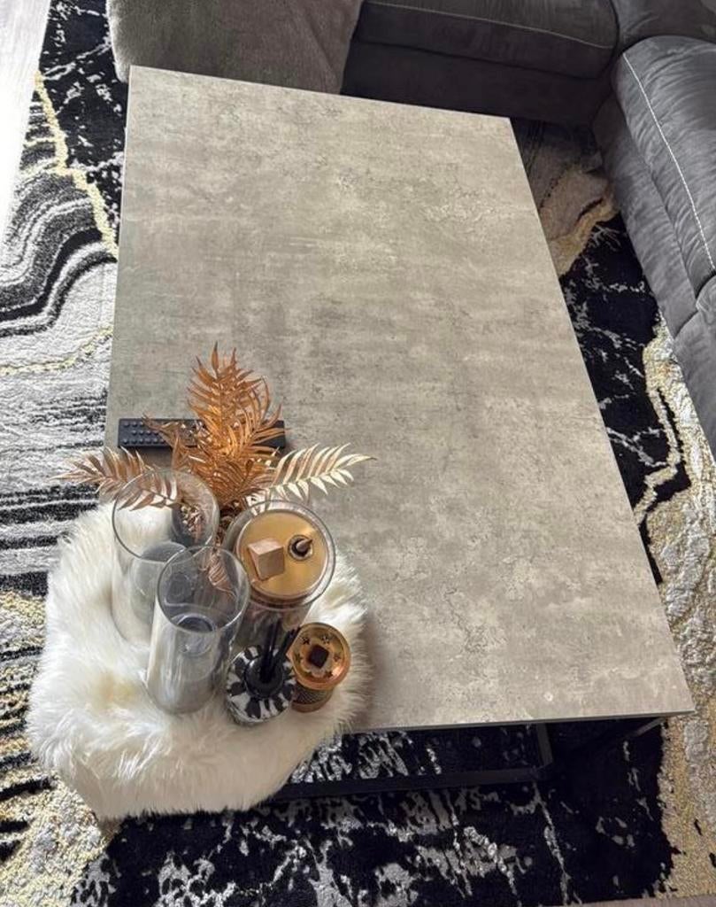 Moderne salontafel met betonlookblad-industriële uitstraling, Huis en Inrichting, Tafels | Salontafels, Ophalen, 100 tot 150 cm