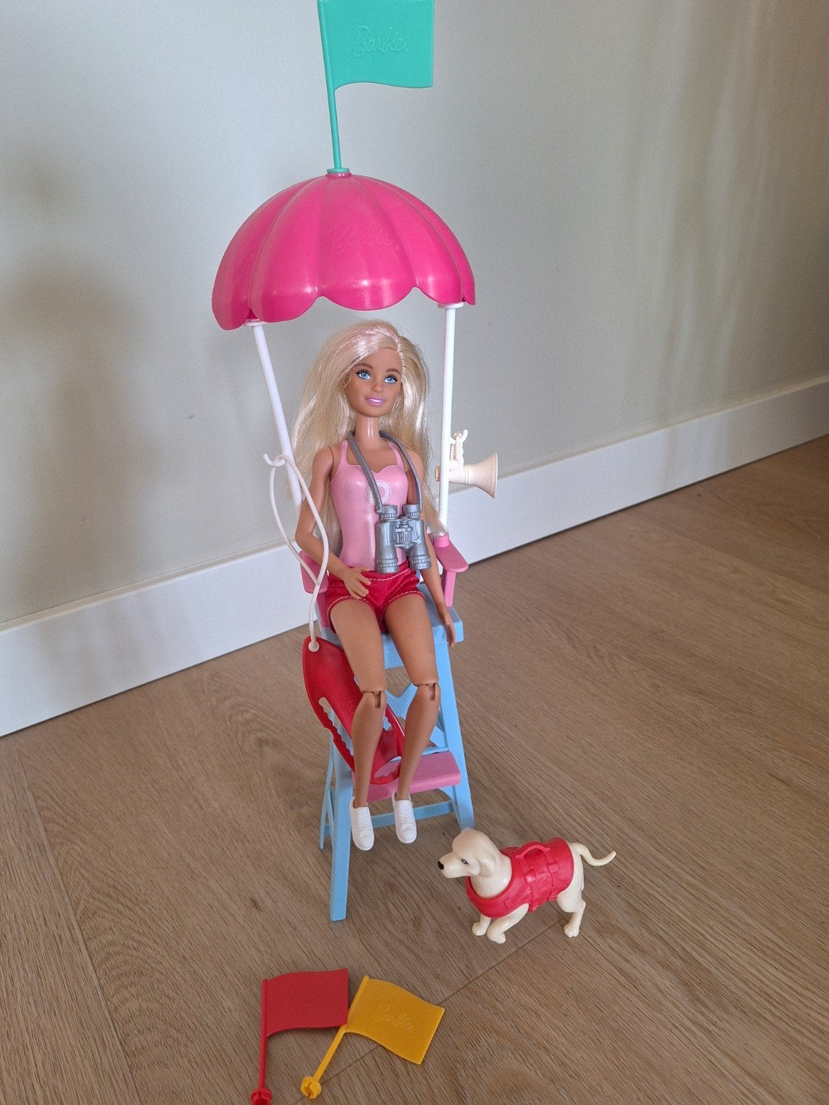 Barbie Strandwacht Set met pop en accessoires, Kinderen en Baby's, Ophalen of Verzenden, Zo goed als nieuw, Barbie