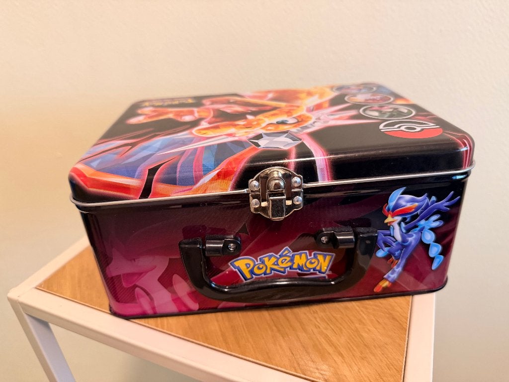 Charizard koffer – 991 Pokémon kaarten + 100 sleeves, Ophalen of Verzenden, Gebruikt, Meerdere kaarten, Foil