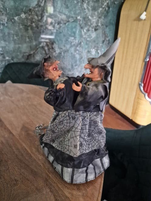 2 Heksen 32 cm met geluid - Halloween decoratie, Verzamelen, Ophalen of Verzenden