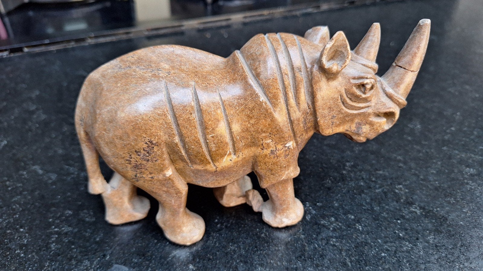 Decoratief Neushoorn beeldje van steen, Ophalen of Verzenden, 20 - 50 cm, Steen of Keramiek, Beeld