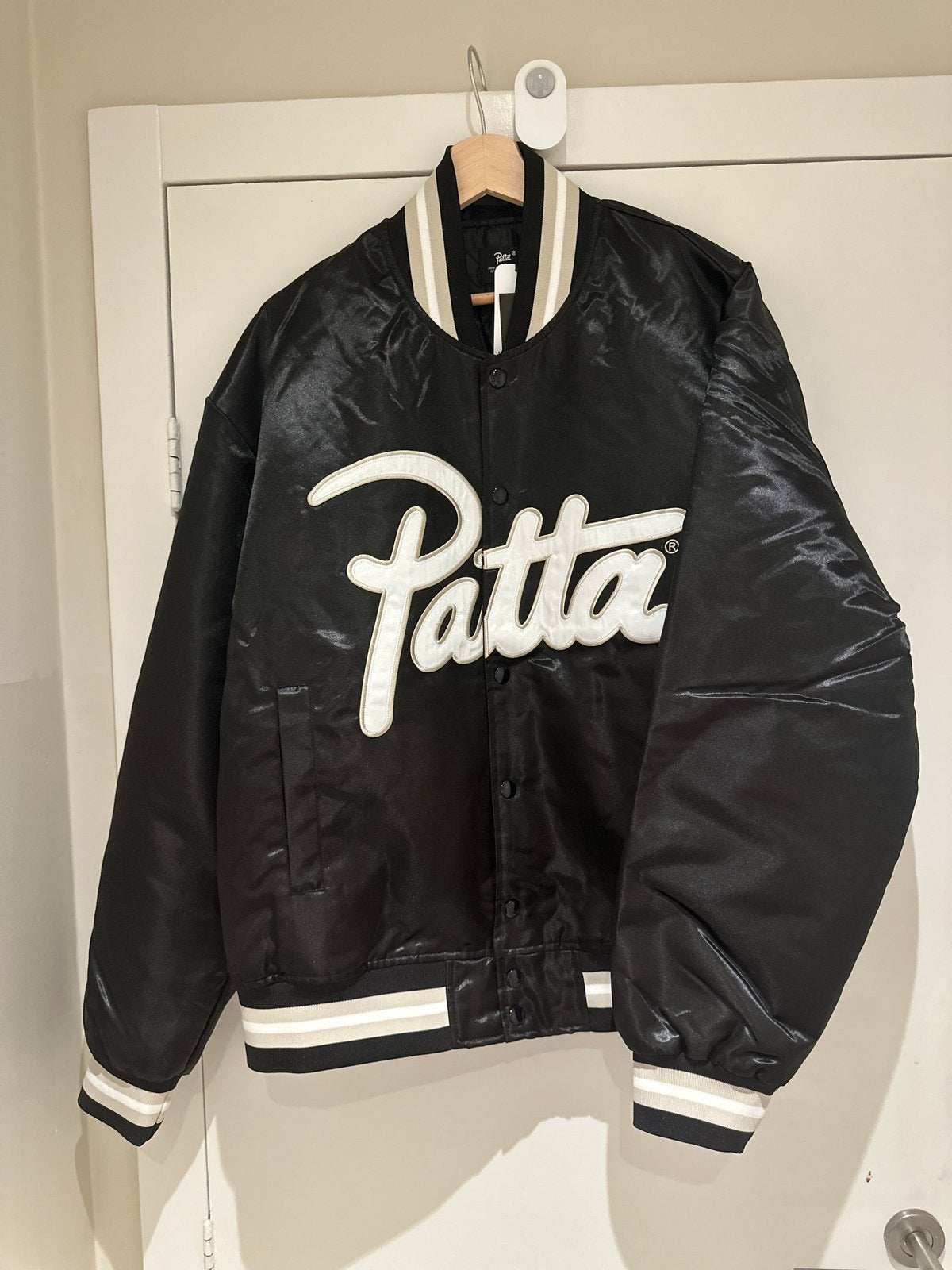 Patta Script Logo Satin Varsity Jacket Zwart Maat XL, Ophalen of Verzenden, Nieuw, Maat 56/58 (XL), Zwart