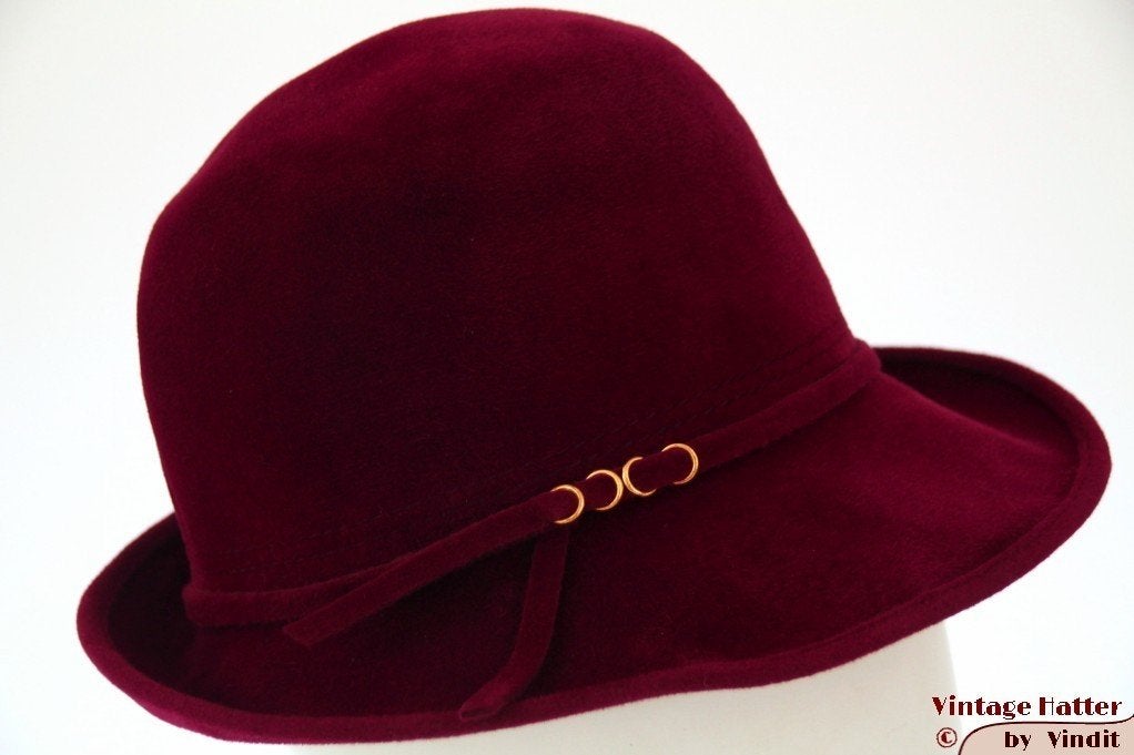 oude Vintage Dameshoed bordeaux paars fluweel 55 = S tot XS, Antiek en Kunst, Antiek | Kleding en Accessoires, Ophalen of Verzenden