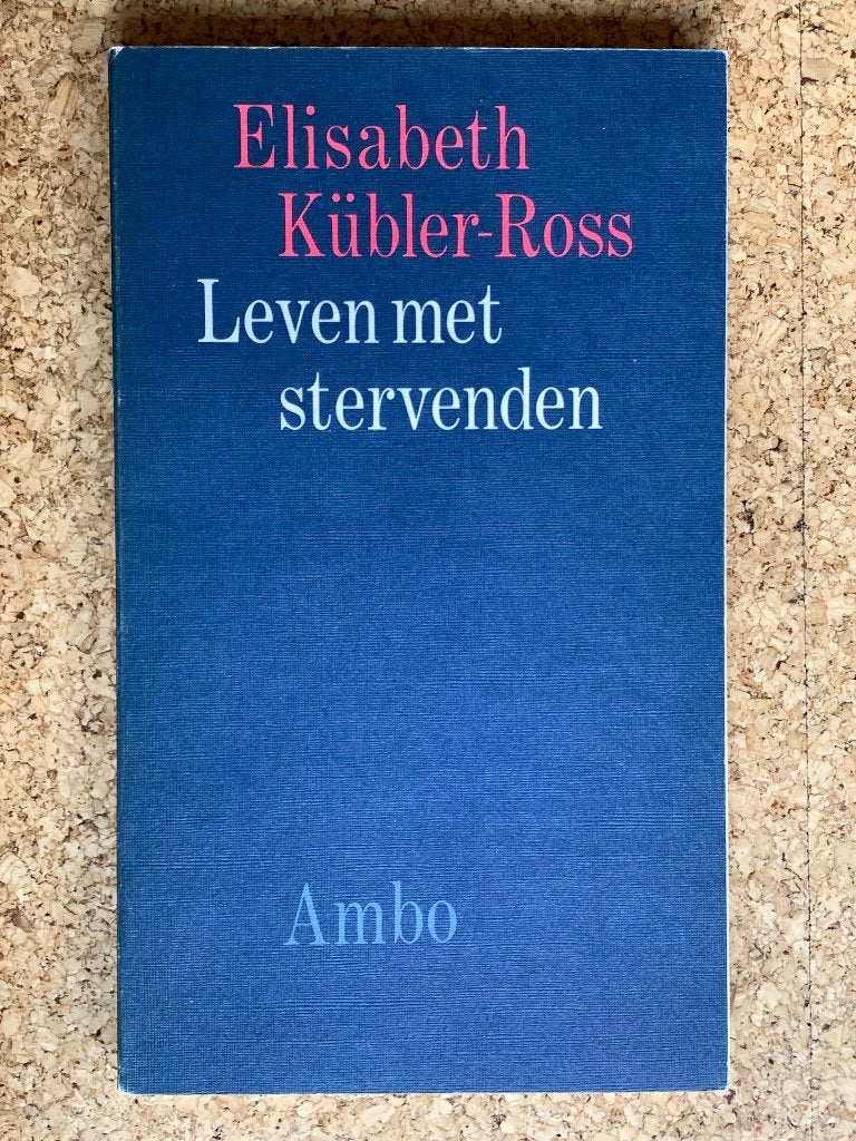 Elisabeth Kübler-Ross - Leven met stervenden., Boeken, Ophalen of Verzenden, Zo goed als nieuw, Sociale psychologie