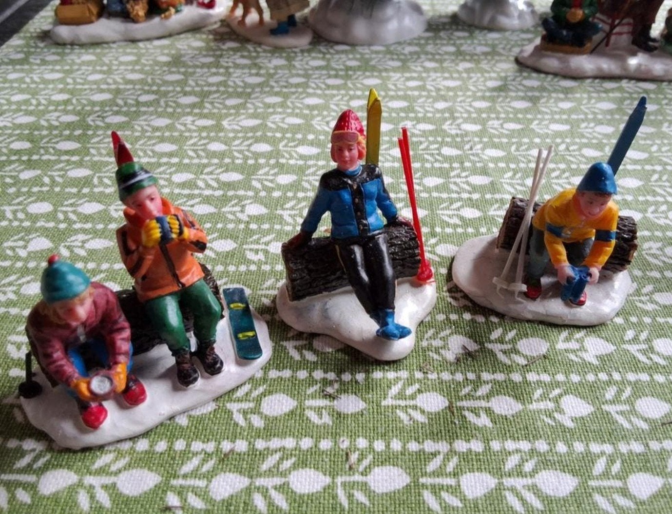 lemax wintersporters tijdens rustmoment, Ophalen of Verzenden