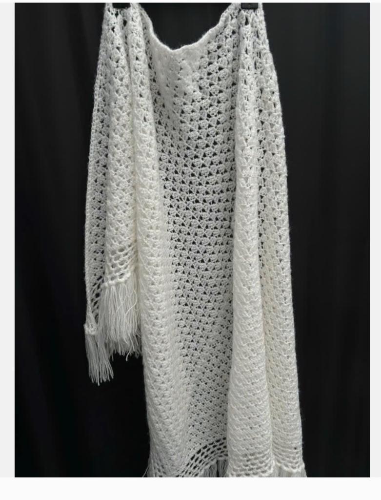 Witte sjaal omslagdoek, mooi gehaakt, warm, v. koele avond, Maat 38/40 (M), Nieuw, Ophalen of Verzenden, X