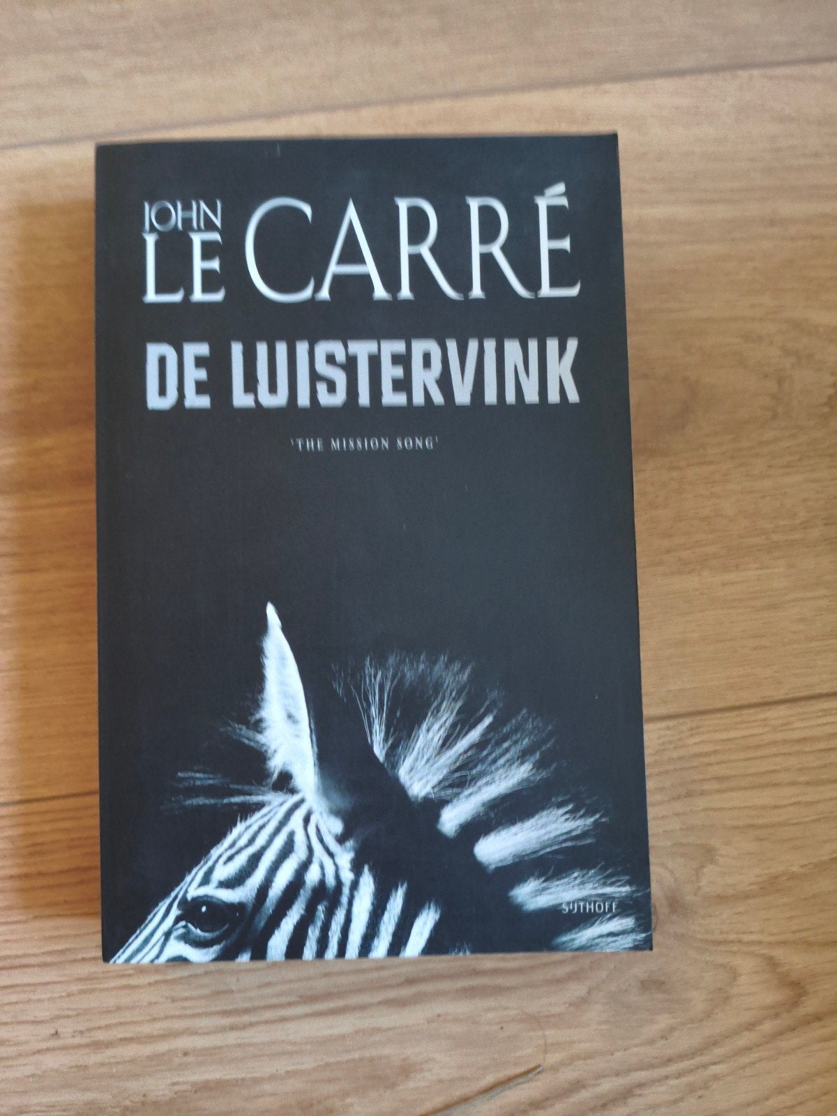 De Luistervink - John le Carré (The Mission Song), Ophalen of Verzenden, Zo goed als nieuw, John le Carré, Europa overig