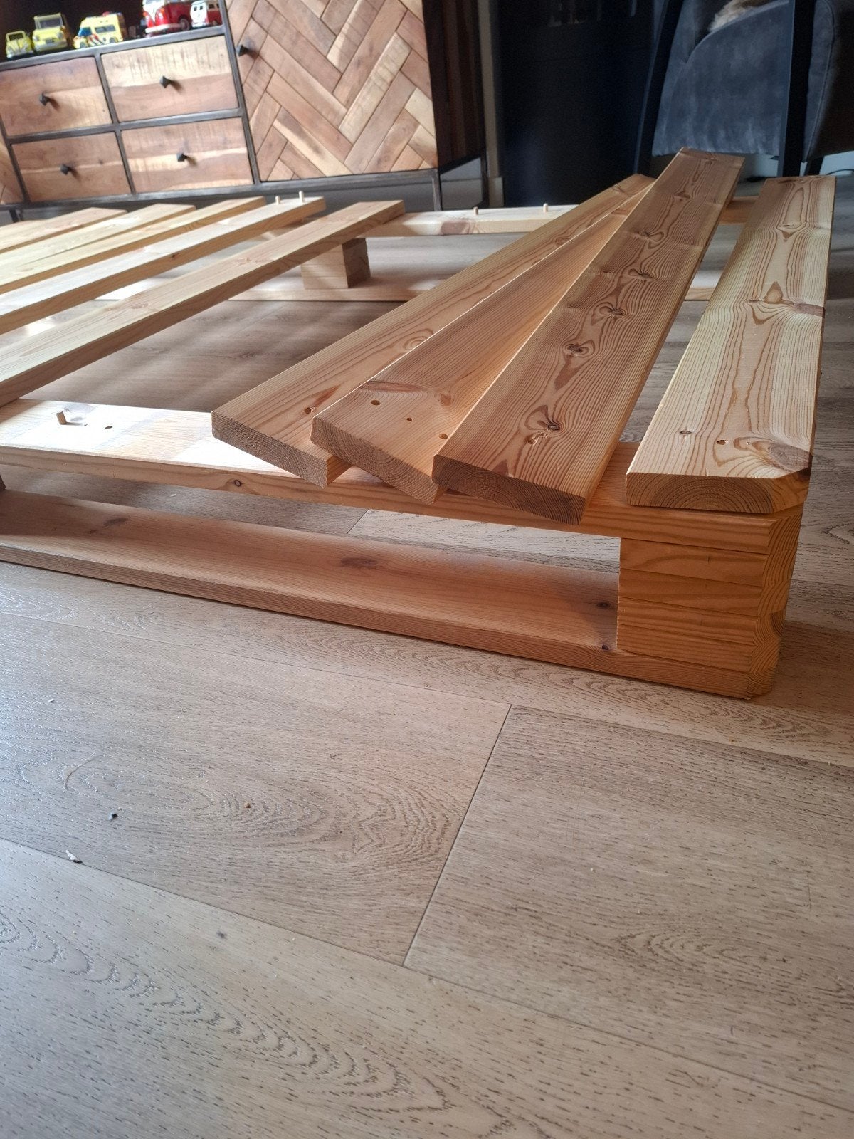 palletbed 120 bij 200, Ophalen, Bruin, Zo goed als nieuw, Twijfelaar