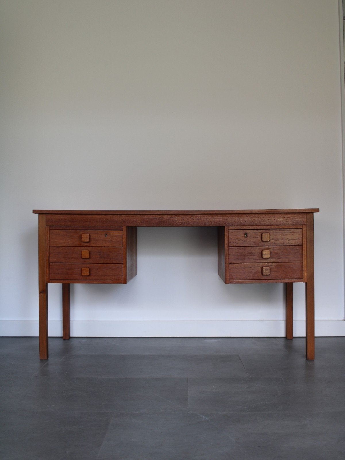 Vintage Deens bureau in teak door Domino Møbler, Gebruikt, 135 cm, Onbekend, Ophalen of Verzenden