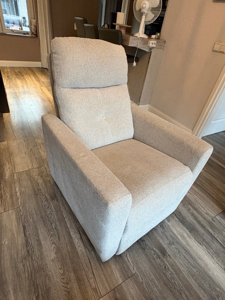 Witte stoffen stoel met relax optie, Huis en Inrichting, Stoelen, Ophalen, Relaxfauteuils, Wit, Zo goed als nieuw