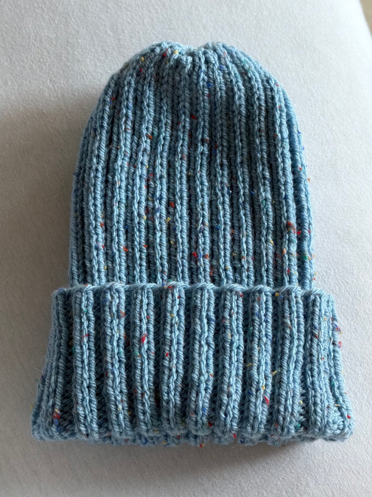Gebreide muts met spikkels one size, Kleding | Dames, Verzenden, Nieuw, Maat 42/44 (L), Muts
