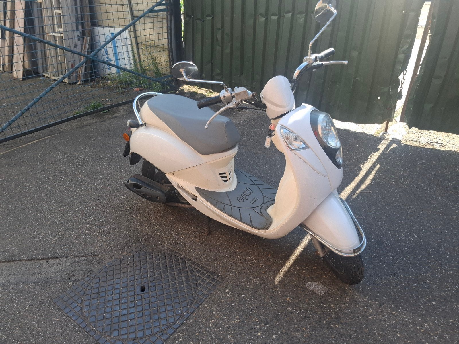 Sym Mio 50 Scooter | Wit/Grijs | 25km Blauw kenteken | FS8-2, Ophalen of Verzenden, Gebruikt, Benzine, Mio