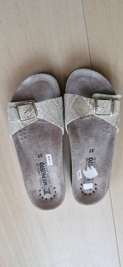 Slippers maat 37 met room zilverkleurige band. Merk Mephisto, Slippers, Nieuw, Ophalen of Verzenden, Overige kleuren