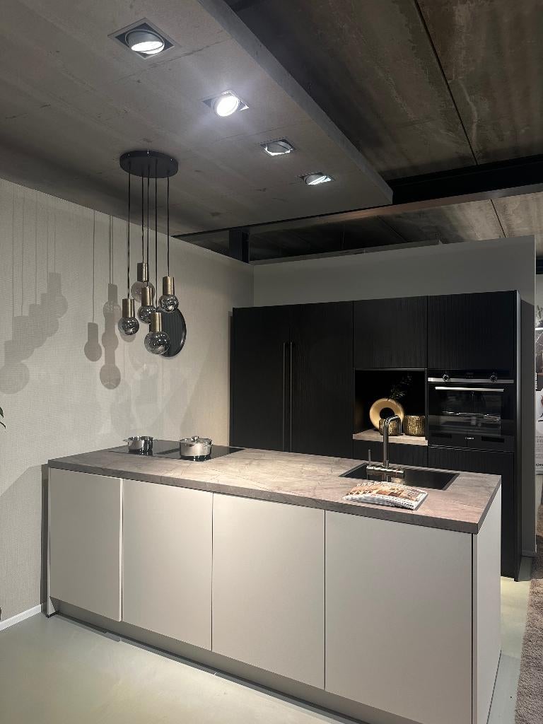 Showroomkeukens van €15.490 naar €11.069,00, Huis en Inrichting, Keuken | Complete keukens, Ophalen, Overige materialen, Zwart