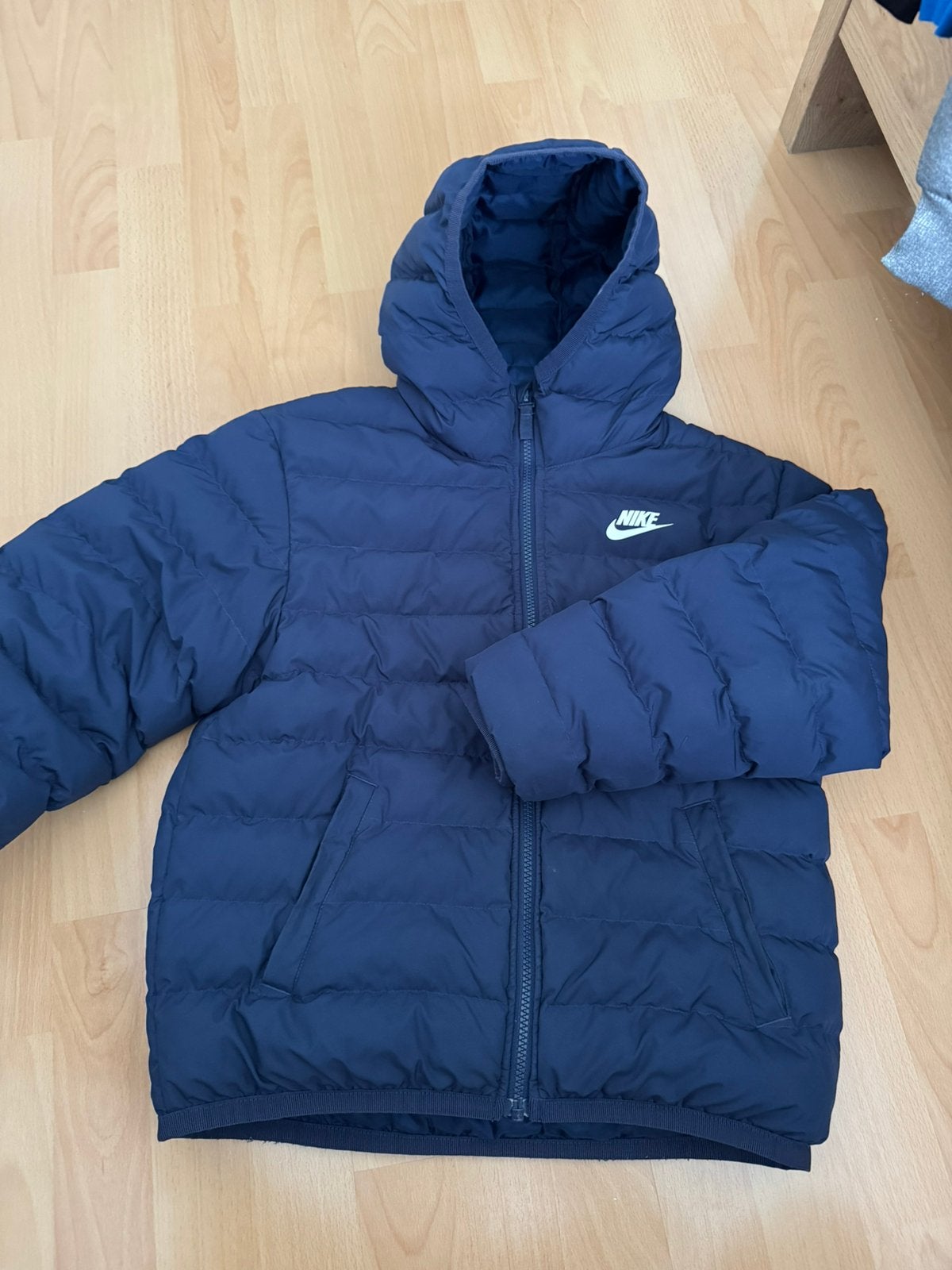 Nike jas jongen 137/147, Kinderen en Baby's, Kinderkleding | Maat 140, Verzenden, Gebruikt, Jongen, Jas