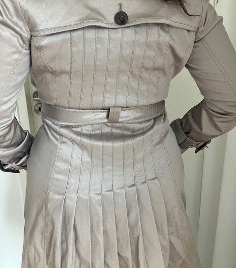Mooie trenchcoat  Gestuz maat 40, Maat 38/40 (M), Beige, Ophalen of Verzenden, Zo goed als nieuw