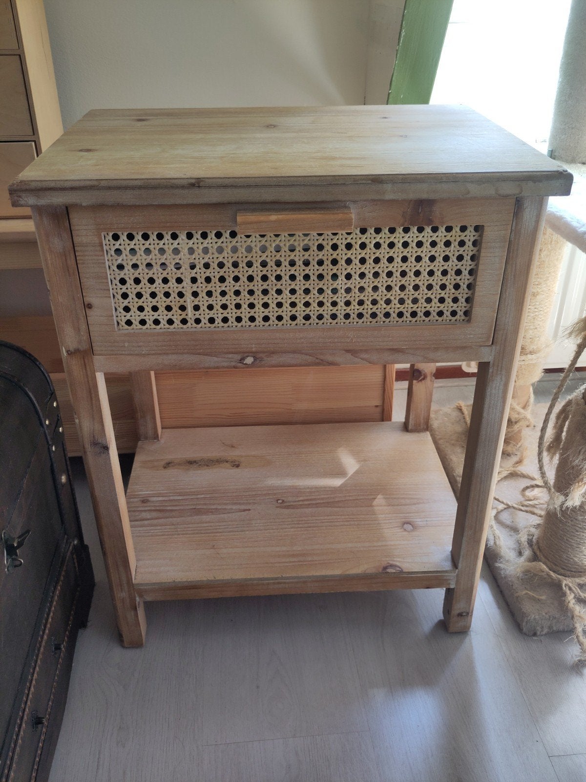 Houten nachtkastje met rotan lade, Ophalen, Minder dan 55 cm, Gebruikt, Boho, Scandinavisch