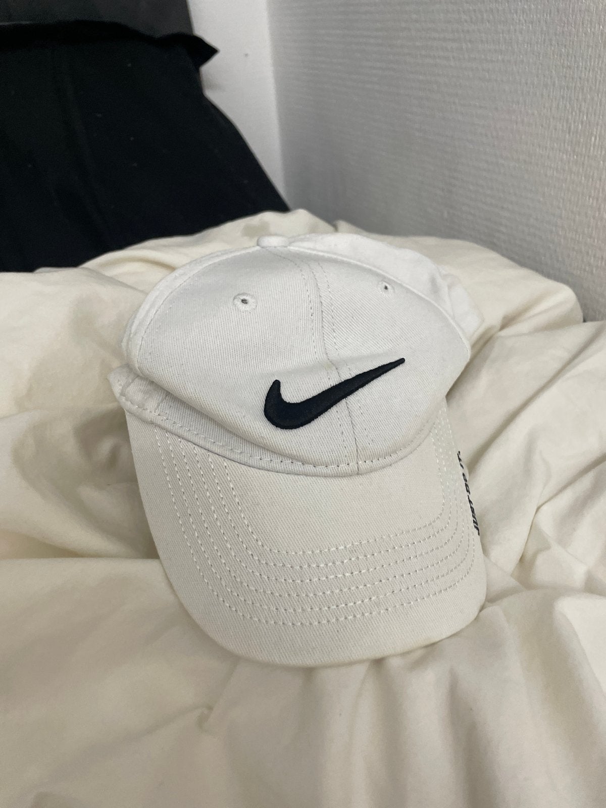Nike pet wit met zwarte swoosh, Ophalen of Verzenden, Zo goed als nieuw, One size fits all, Pet