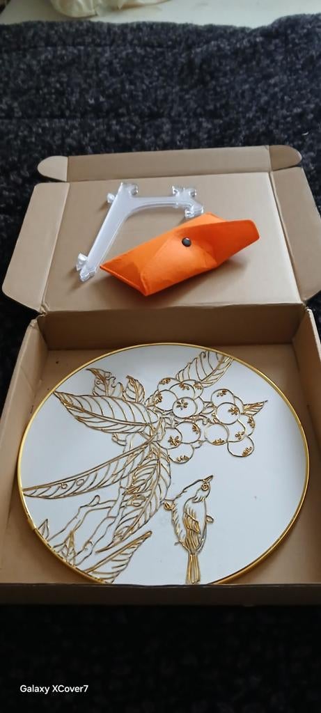 Gratis.    Decoratieve schilderij met vogel- en bessenmotief, Hobby en Vrije tijd, Ophalen, Gebruikt, Waterverf
