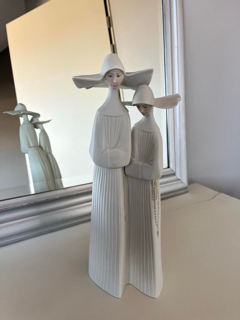 Lladro beeldje 'Zusters' in zeer goede staat, Verzamelen, Beelden en Beeldjes, Ophalen of Verzenden, Zo goed als nieuw, Religie