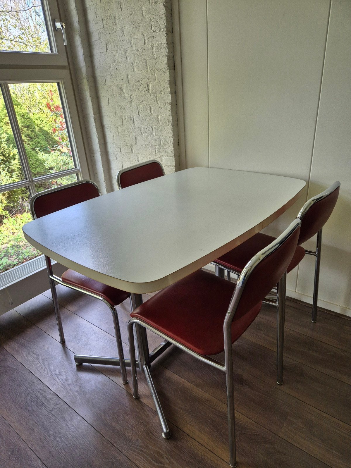 Eethoek jaren 60 met 4 rode skai leren stoelen, witte tafel, Ophalen, Gebruikt, 100 tot 150 cm, 50 tot 100 cm