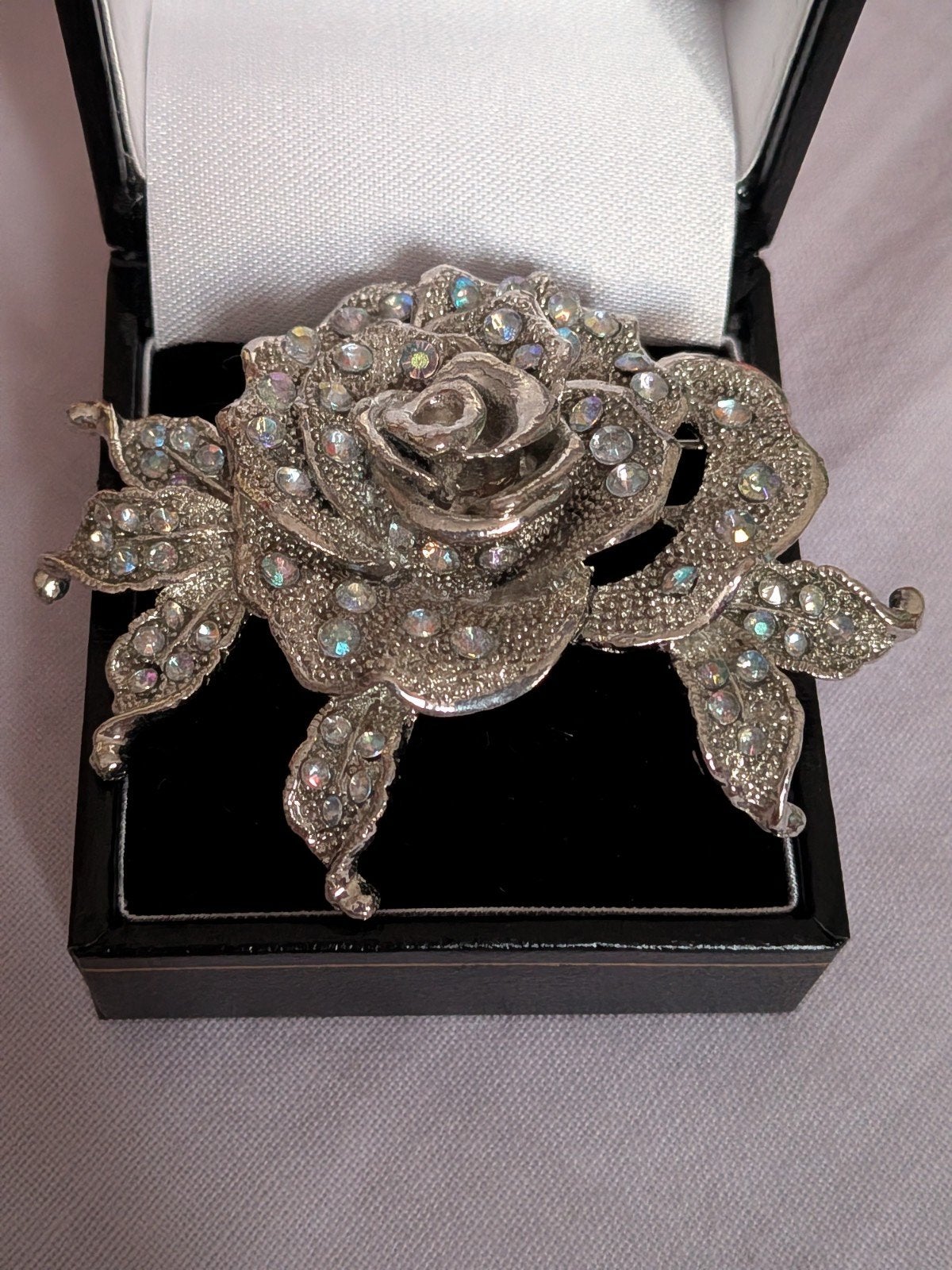 Elegante Zilverkleurige Rozenbroche met Strass, Overige materialen, Ophalen of Verzenden, Zo goed als nieuw, Zilver