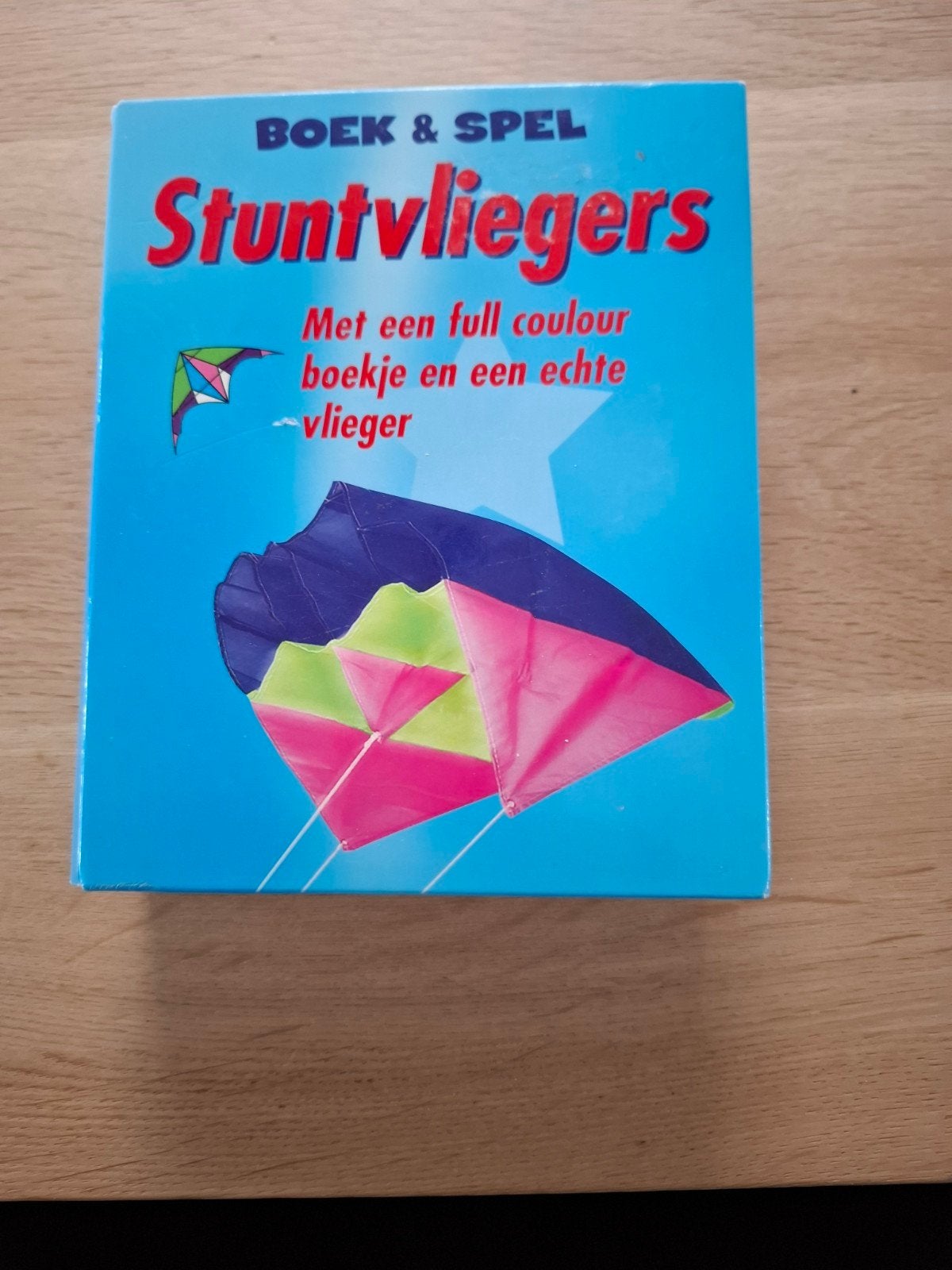 Stuntvliegers boek en vlieger, Sport en Fitness, Vliegeren, Ophalen of Verzenden, Nieuw, Eenlijns, Vlieger