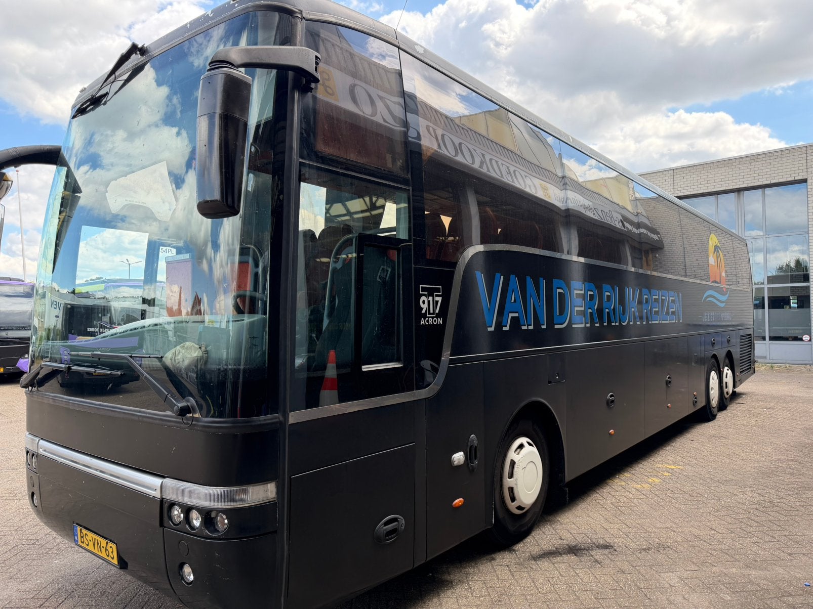 NETTE TOURINGCAR  Van Hool/ Rolstoel /airco, Achterwielaandrijving, Zwart, Leder, Overige kleuren