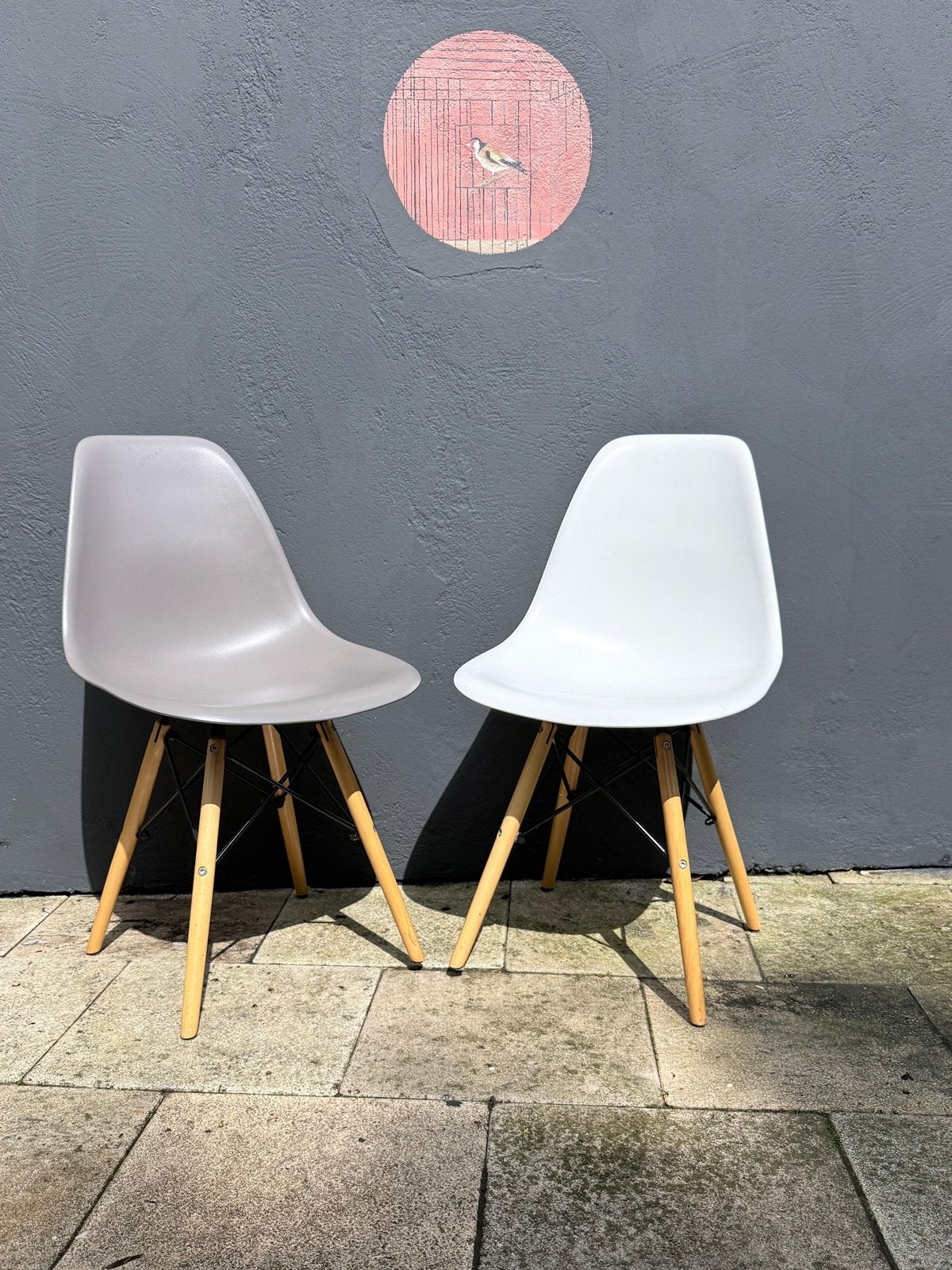Moderne Eames-stijl stoelen in wit en bruingrijs (4 stuks), Ophalen, Gebruikt, Wit, Vier