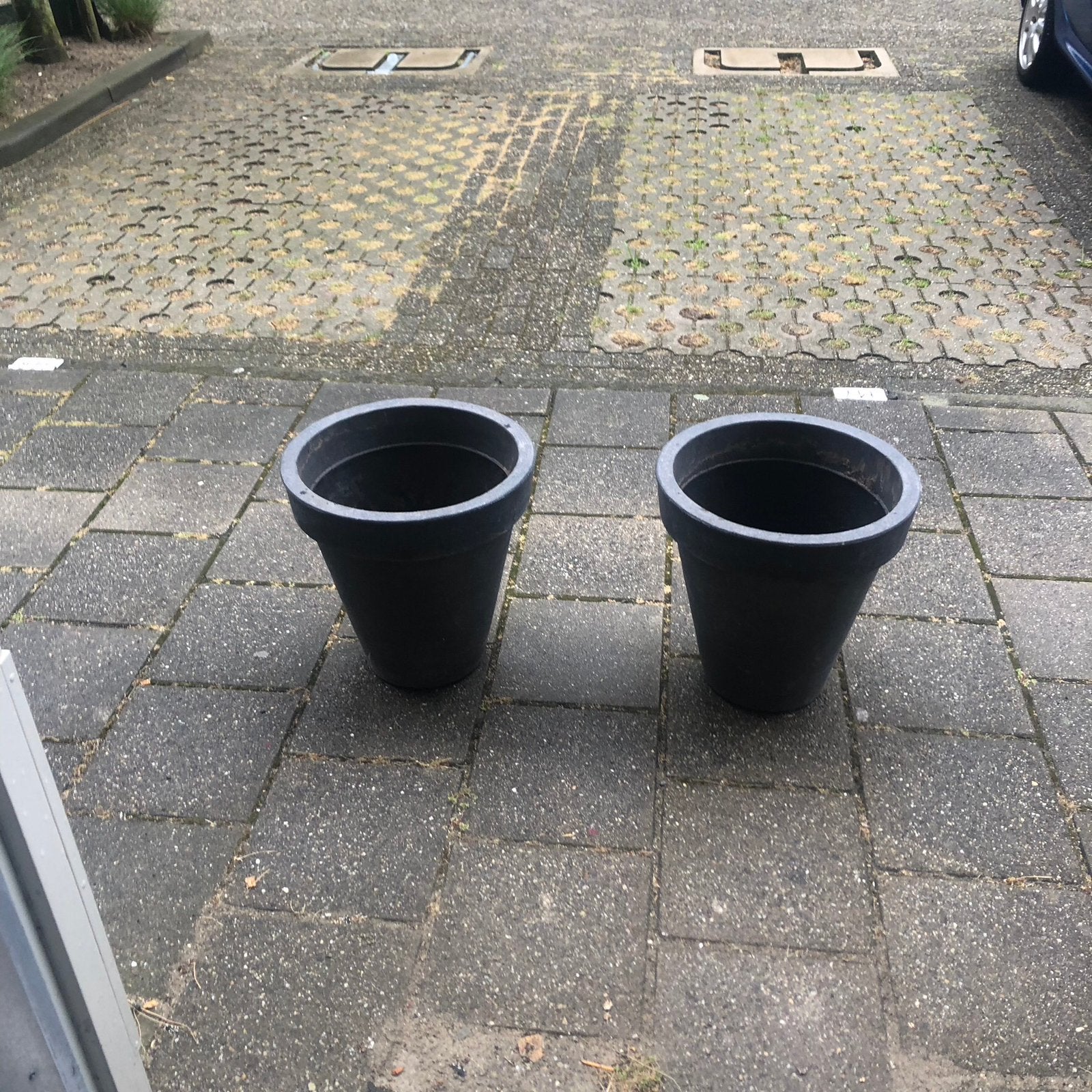 2 bloempotten grijs kunststof, Kunststof, Rond, Zo goed als nieuw, Minder dan 40 cm