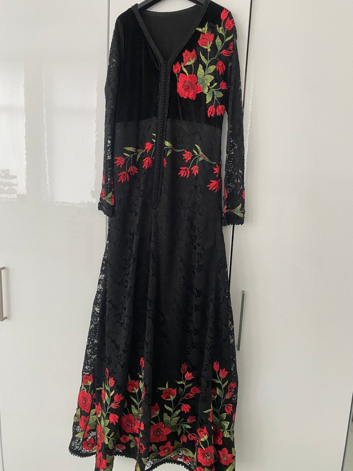 Lange Zwarte Kanten Caftan Takshita met Geborduurde Bloemen, Kleding | Dames, Jurken, Maat 38/40 (M), Zwart, Ophalen of Verzenden